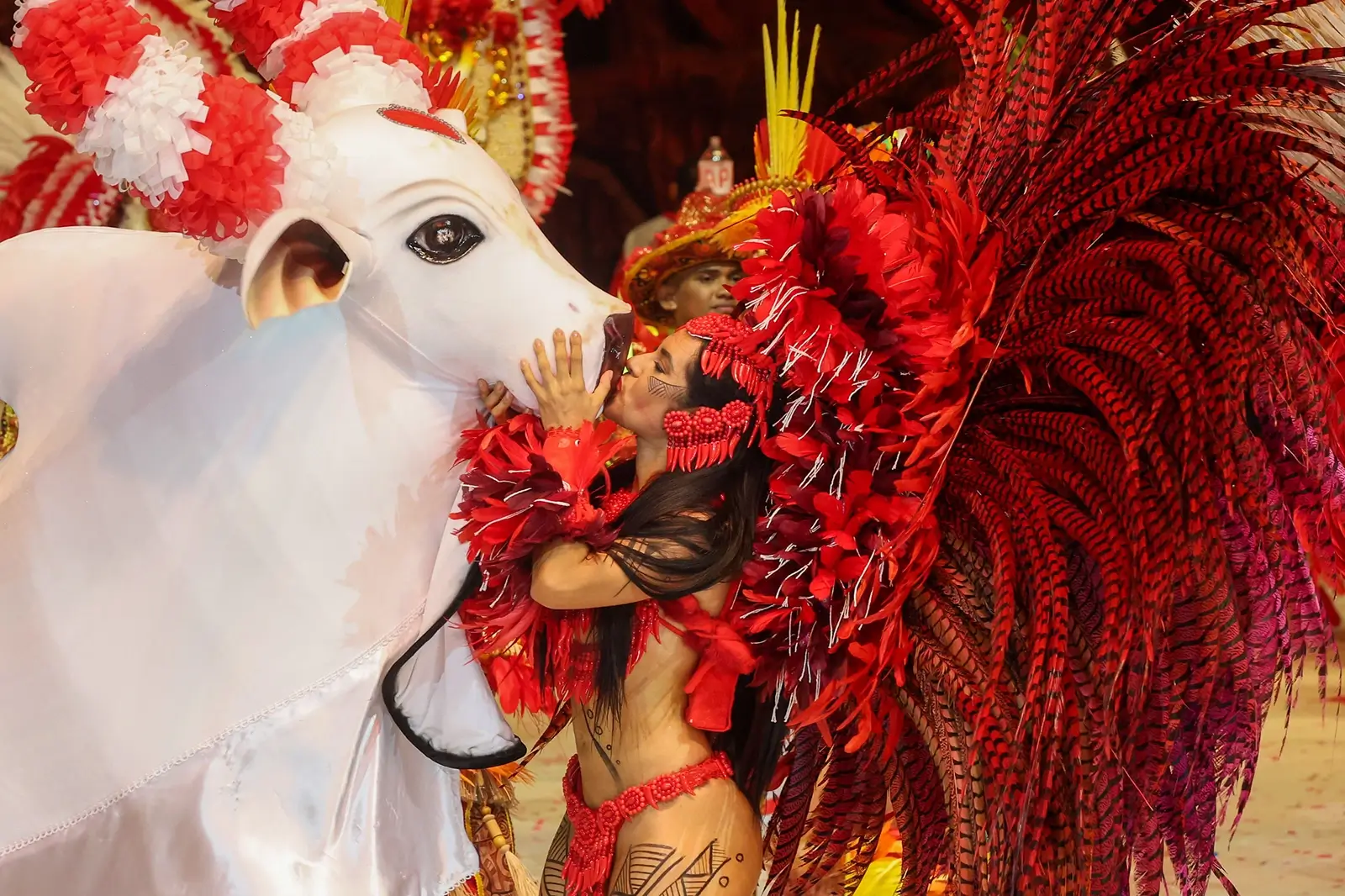 O Boi Garantido encerrou o Festival de Parintins 2026 com o tema Terra Encantada e marcou a despedida histórica de Isabelle Nogueira.