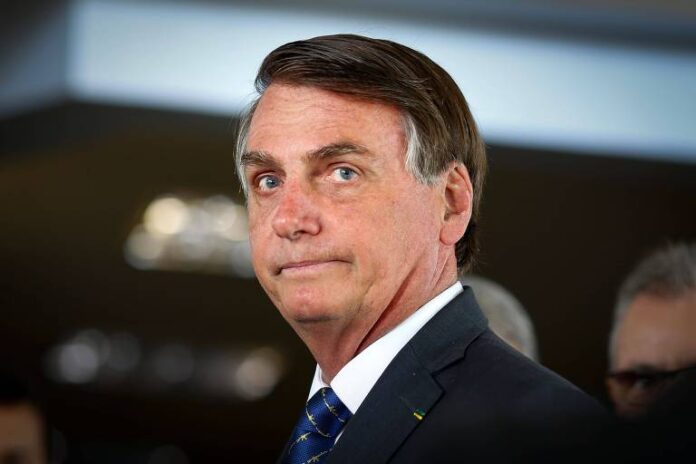 Bolsonaro afirma ao STF que arma apreendida com segurança estava regularizada e defesa nega qualquer irregularidade.
