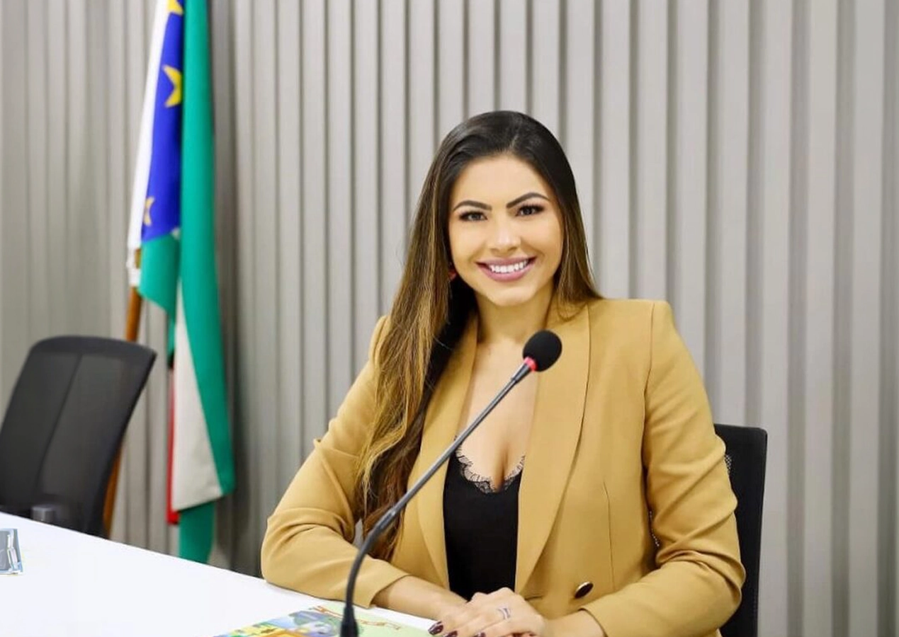 Brena Dianná toma posse como deputada estadual na Aleam após a saída de Roberto Cidade e passa a integrar a bancada do União Brasil.