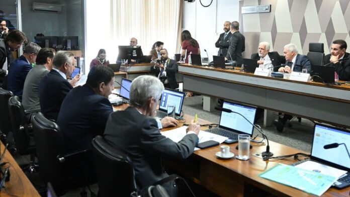 A CCJ aprovou a PEC da redução da maioridade penal por 44 votos a 18.