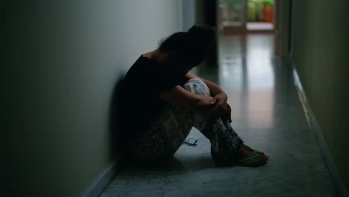 CCJ aprova o PL 3.158/2025 que classifica pedofilia como crime hediondo. Proposta retira direito a fiança e indulto para crimes contra menores.