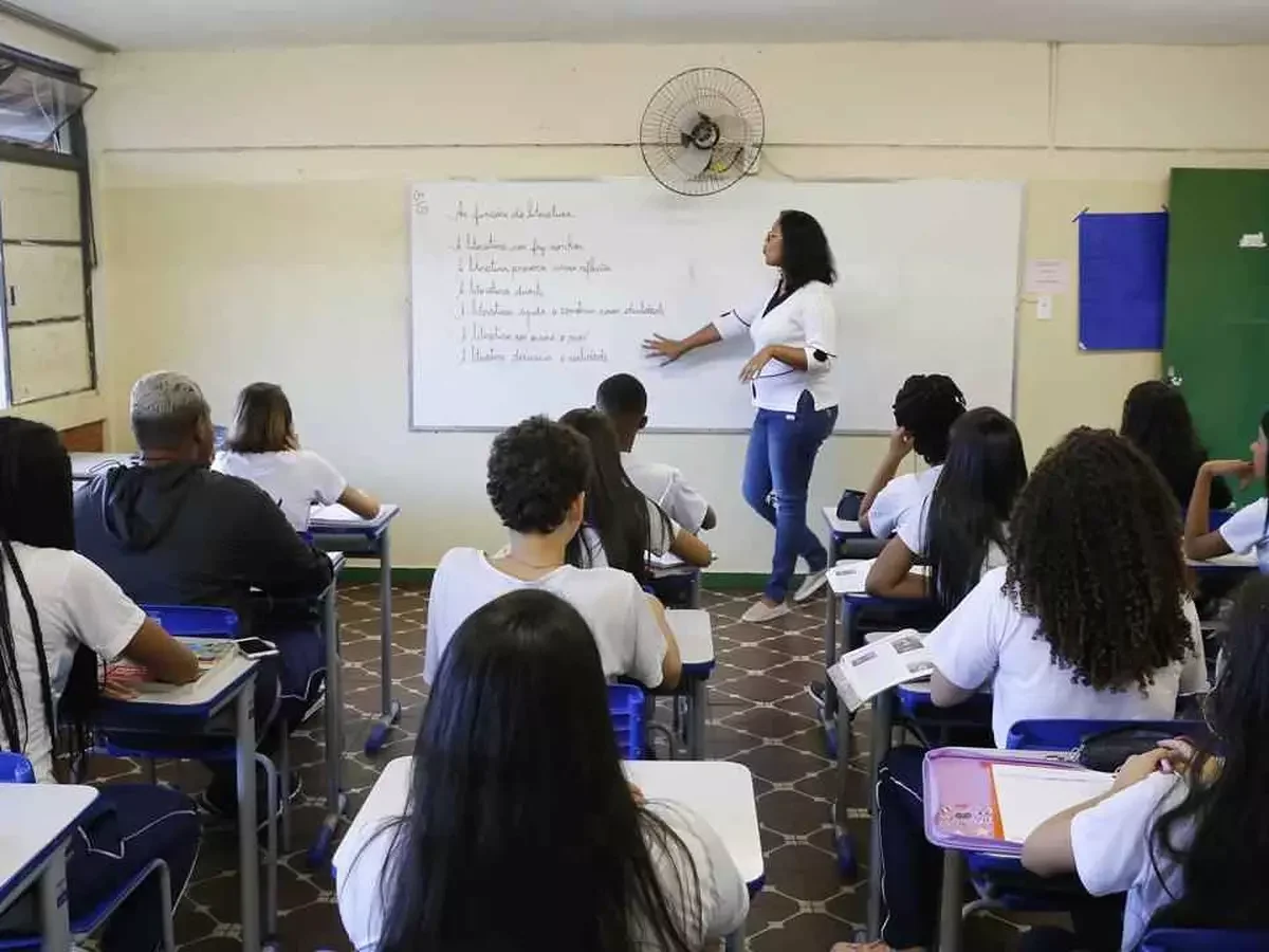 Censo Escolar 2025 mostra queda na reprovação, abandono e atraso escolar, além de aumento da aprovação no ensino médio.