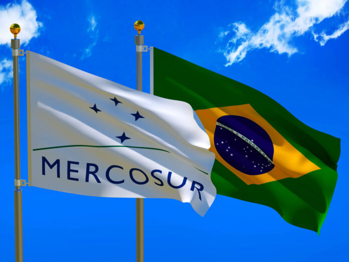 Lula participa da Cúpula do Mercosul no Paraguai, que debate integração, comércio e uso da Carteira de Identidade Nacional.