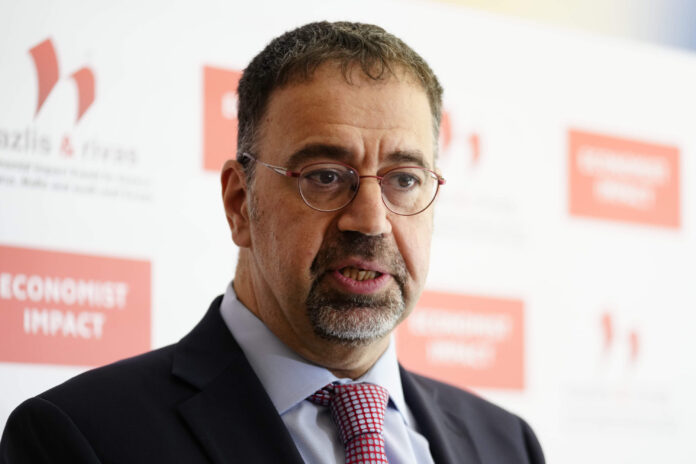 Nobel Daron Acemoglu critica teorias sobre inteligência artificial e prevê impacto limitado na produtividade e no PIB.