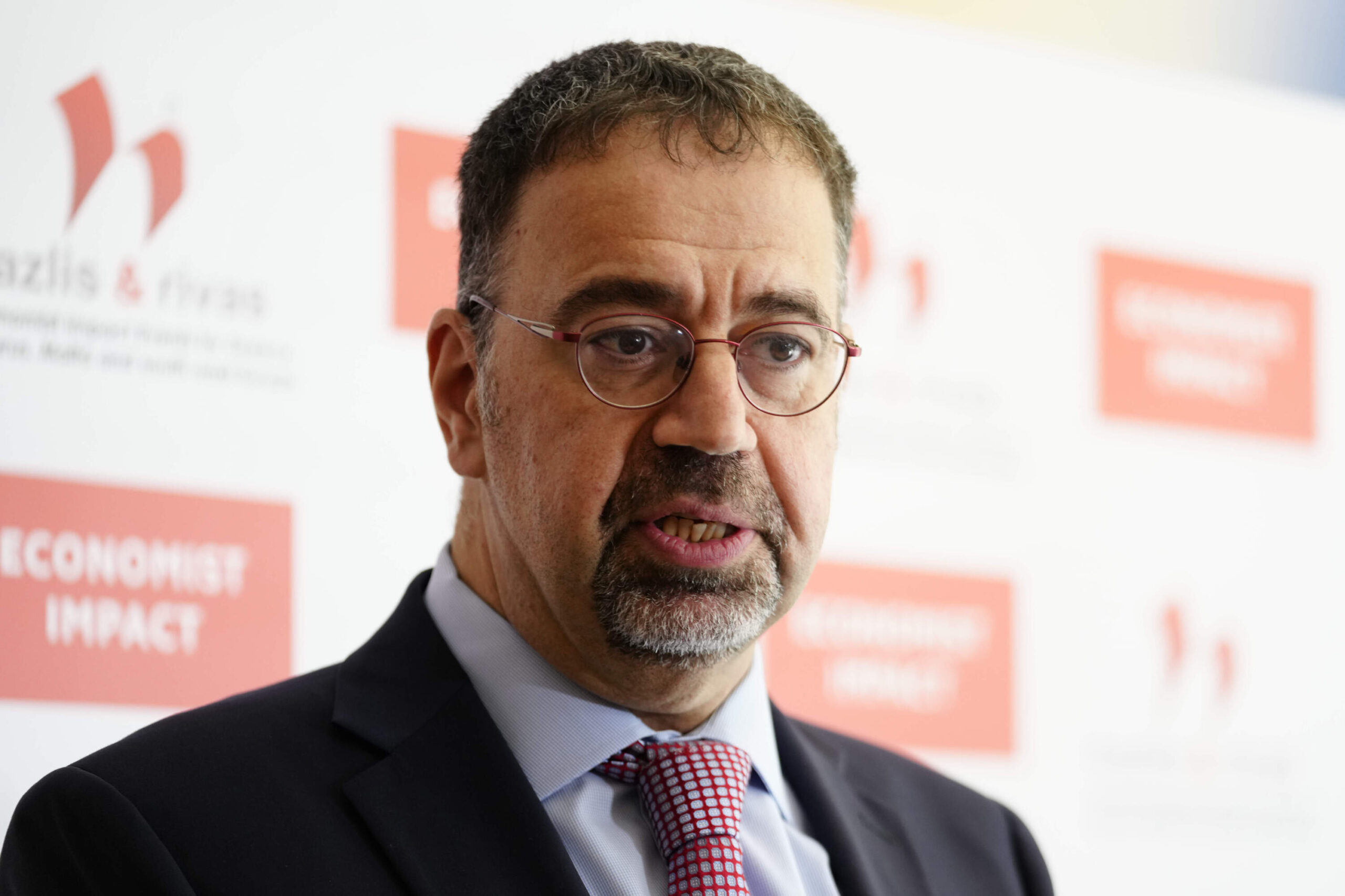 Nobel Daron Acemoglu critica teorias sobre inteligência artificial e prevê impacto limitado na produtividade e no PIB.