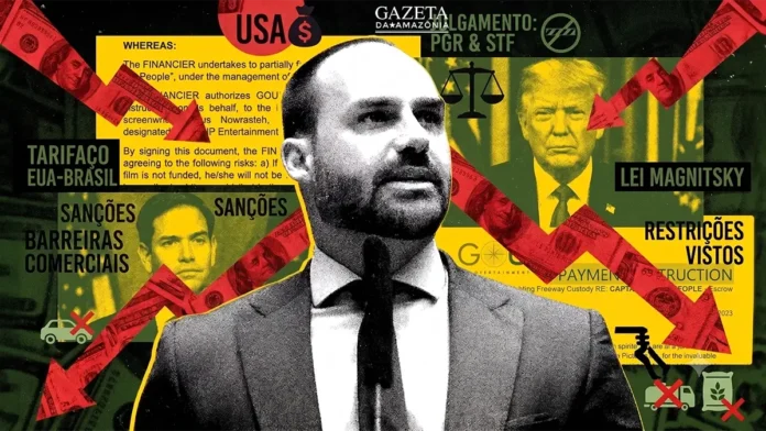 Arte digital com Eduardo Bolsonaro em primeiro plano, ladeado por Donald Trump e Marco Rubio sobre fundo verde e amarelo com setas vermelhas de queda, ilustrando o processo de coação e o tarifaço.