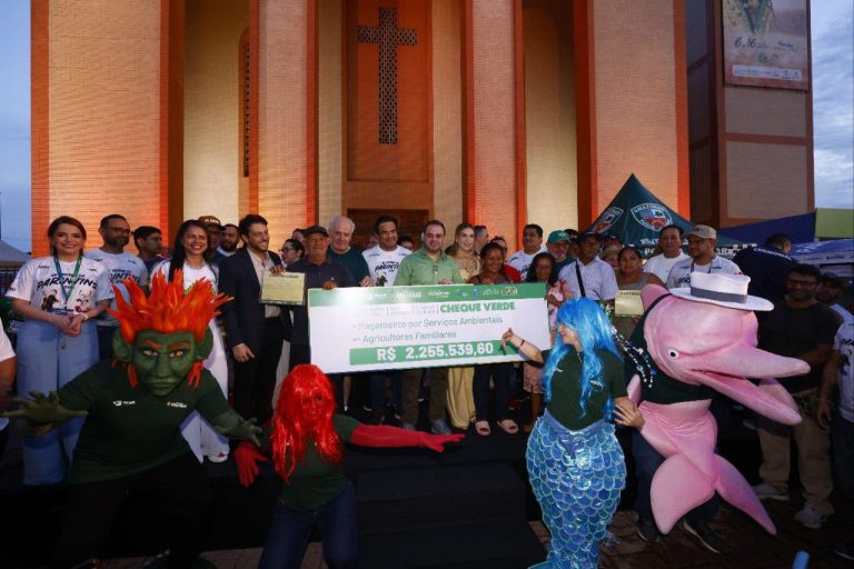 Cheque Verde entrega R$ 2,2 milhões a produtores de Parintins que preservam a floresta pelo programa Floresta+ Amazônia.