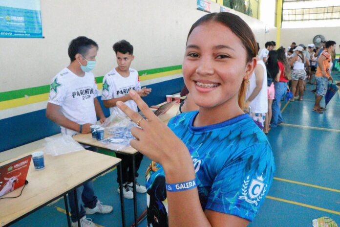 Festa dos Visitantes 2026 começa troca de alimentos por pulseiras em Parintins. Ação une evento e apoio social.