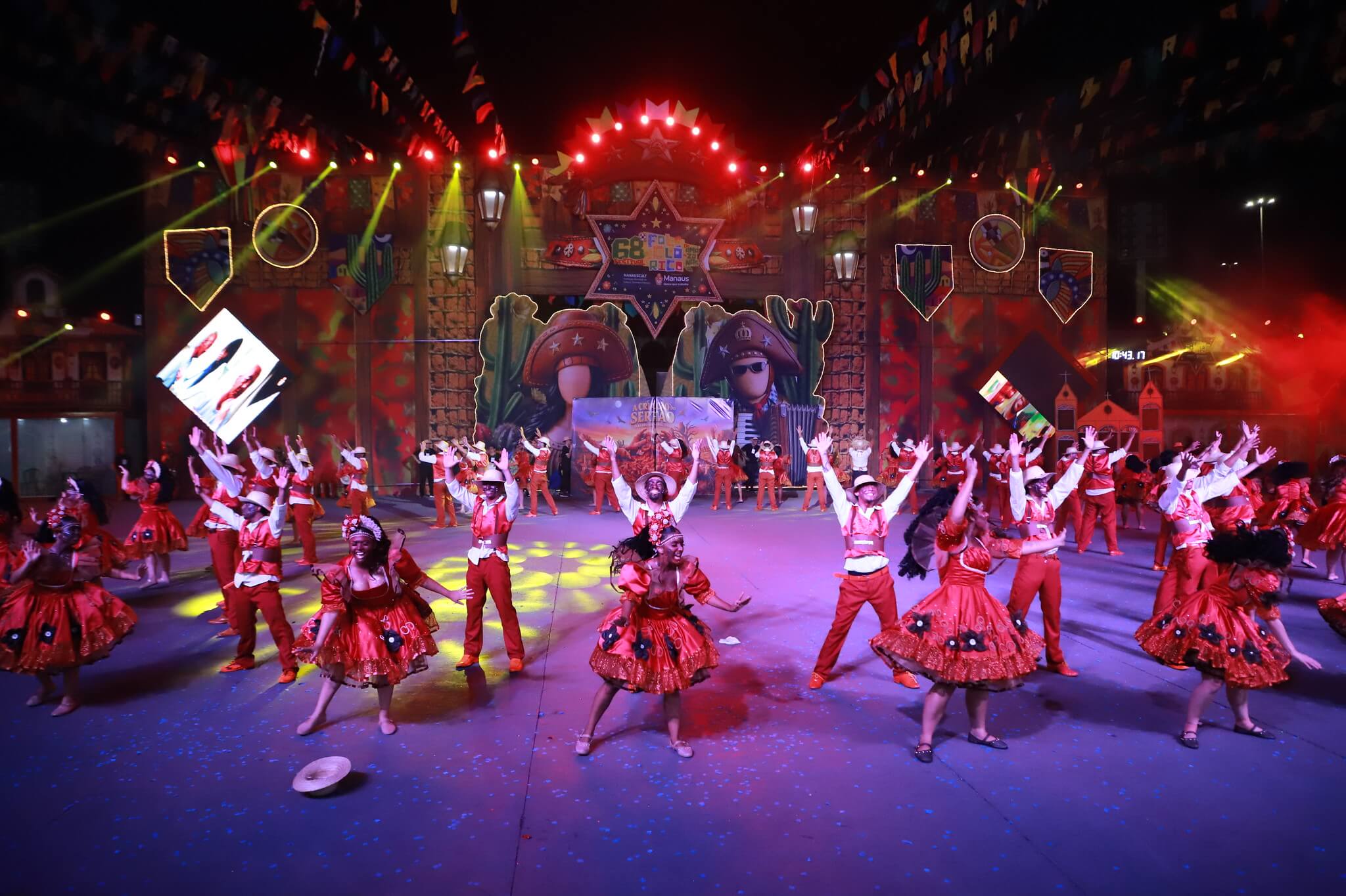 Festival Folclórico do Amazonas encerra categoria Prata com quadrilhas, danças regionais e valorização da cultura popular em Manaus.
