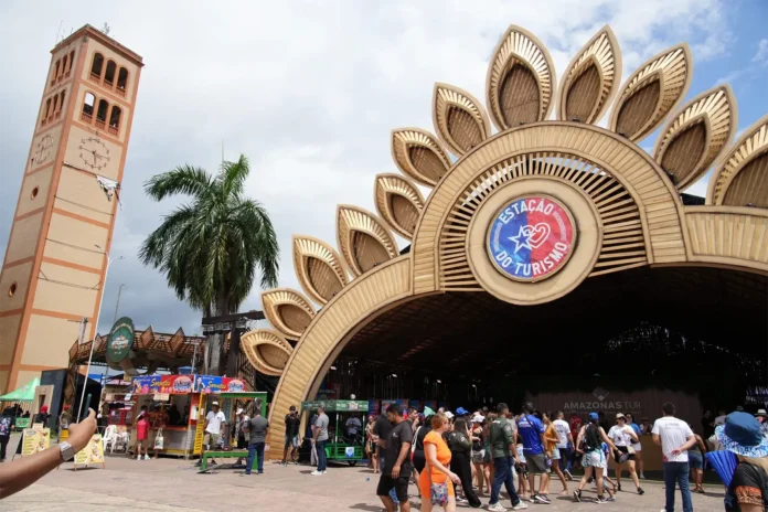 Defensoria faz recomendações para o Festival de Parintins, incluindo identidade de gênero, dinheiro em espécie e direitos dos visitantes.