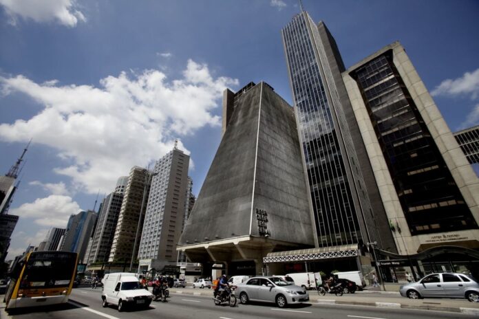 Justiça extingue ação da Fiesp contra incentivos da Zona Franca de Manaus na reforma tributária por inadequação jurídica.