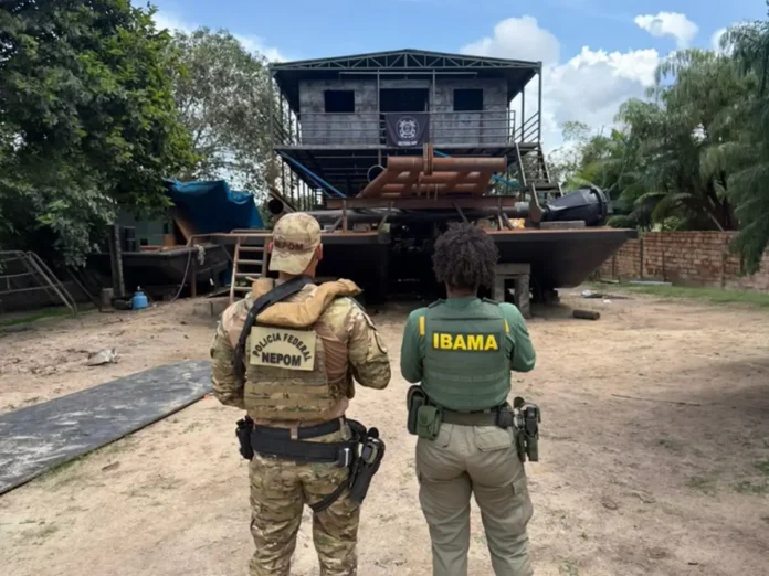 PF e Ibama desarticulam estaleiro clandestino em Manaus ligado ao garimpo ilegal e apreendem draga e estruturas de mineração.
