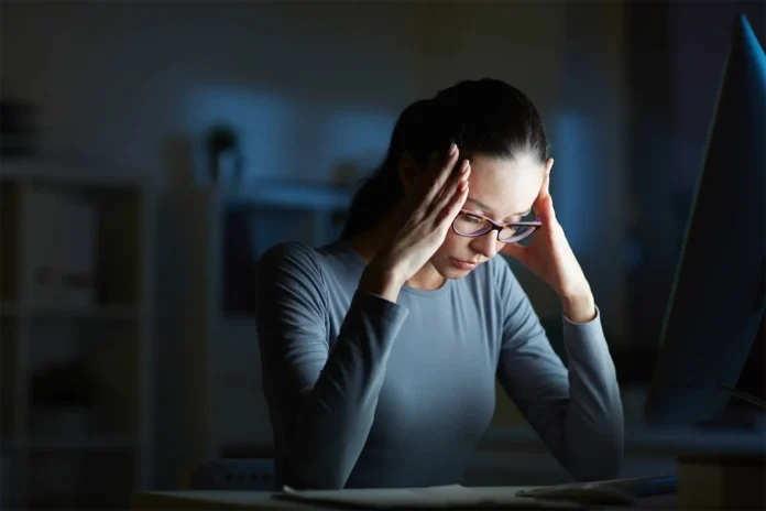 Estudo indica que o home office eleva a solidão e quadros de ansiedade. Entenda os impactos do trabalho remoto apontados pela revista Science.