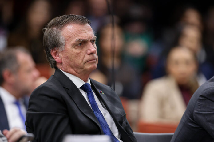 Moraes cobra explicações sobre arma de Bolsonaro apreendida com militar e determina que defesa esclareça o caso em 24 horas.