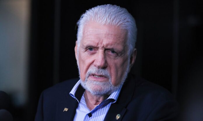 Jaques Wagner deixa liderança do governo no Senado após operação da PF e diz que vai priorizar a defesa e as eleições de 2026.