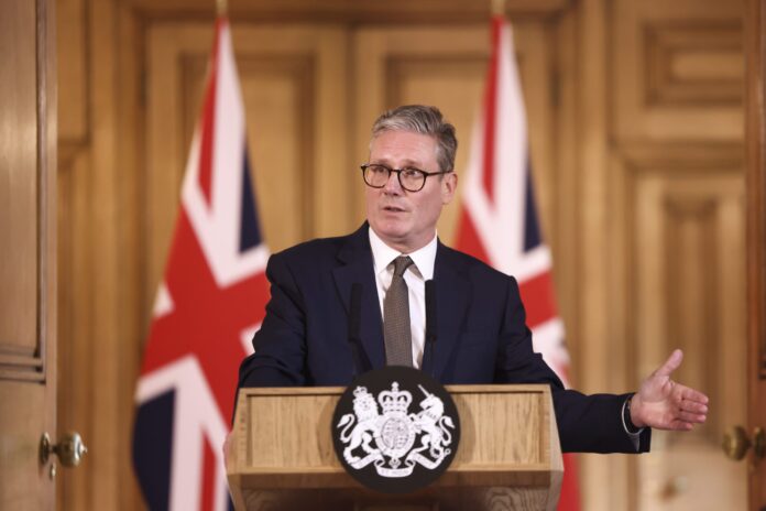 Keir Starmer renuncia ao cargo de primeiro-ministro do Reino Unido após meses de pressão política dentro do Partido Trabalhista.