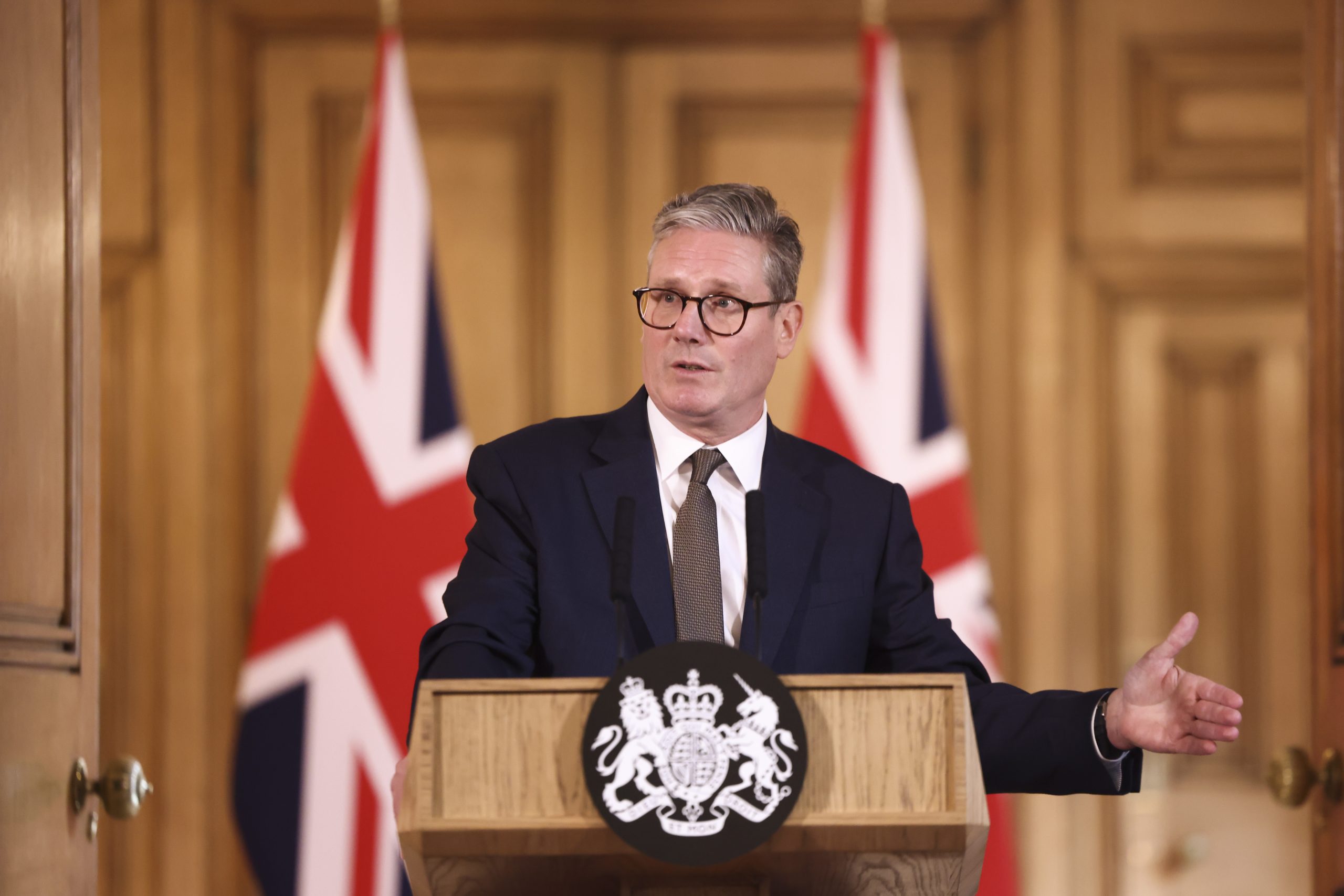 Keir Starmer renuncia ao cargo de primeiro-ministro do Reino Unido após meses de pressão política dentro do Partido Trabalhista.