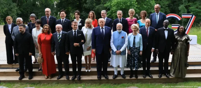 Líderes do G7 firmam acordo em Évian para ampliar sanções contra a Rússia e acelerar o envio de sistemas de defesa aérea para a Ucrânia.
