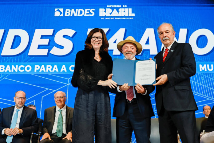 Governo mobiliza R$ 140 bilhões para a Nova Indústria Brasil. Recursos via BNDES, Finep e Embrapii expandem inovação e competitividade nacional.