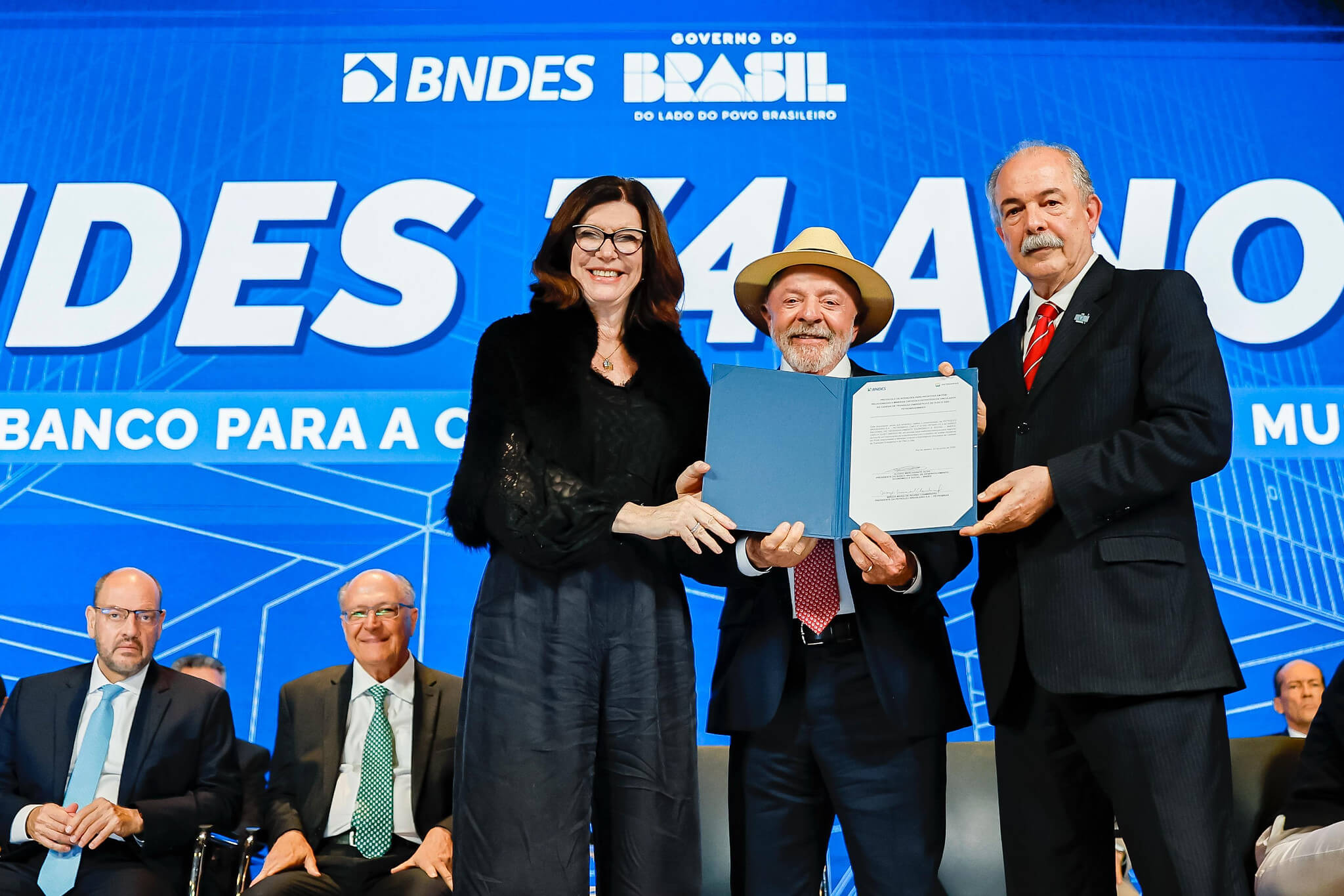 Governo mobiliza R$ 140 bilhões para a Nova Indústria Brasil. Recursos via BNDES, Finep e Embrapii expandem inovação e competitividade nacional.