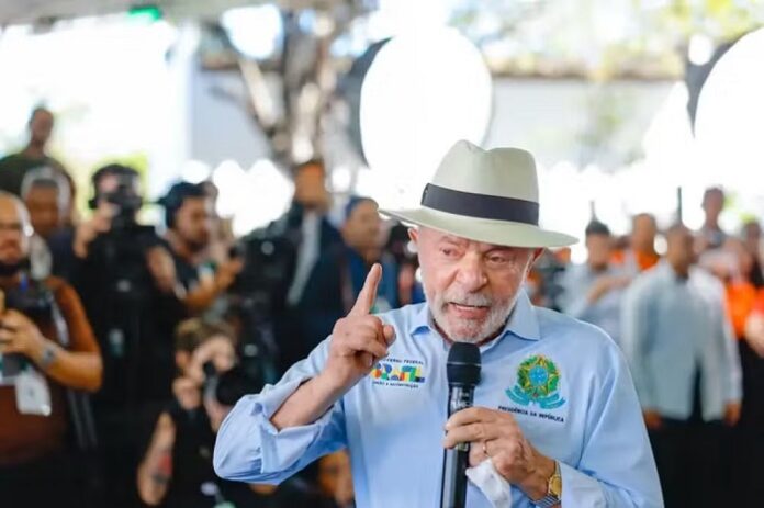 Presidente Lula critica atuação da oposição e associa o novo tarifaço dos EUA a pedidos de intervenção feitos por filhos do ex-presidente Jair Bolsonaro.