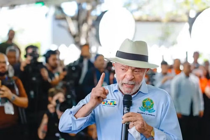 Presidente Lula critica atuação da oposição e associa o novo tarifaço dos EUA a pedidos de intervenção feitos por filhos do ex-presidente Jair Bolsonaro.