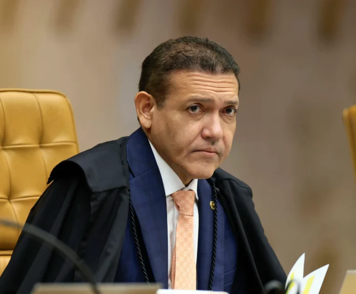 Kassio Nunes Marques suspende pesquisa AtlasIntel sobre Flávio Bolsonaro e determina apresentação de documentação técnica ao TSE.