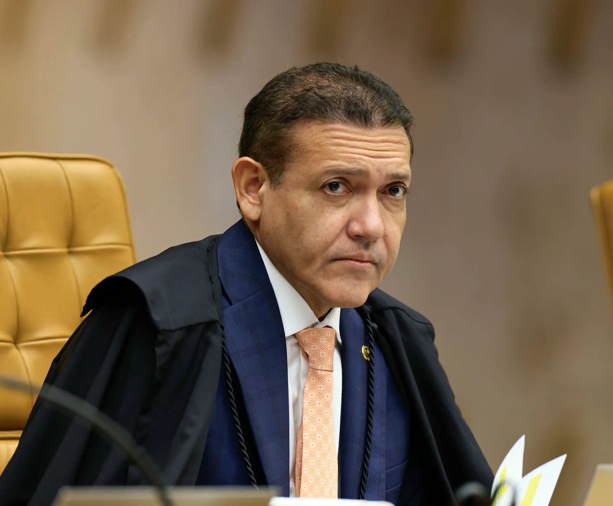 Kassio Nunes Marques suspende pesquisa AtlasIntel sobre Flávio Bolsonaro e determina apresentação de documentação técnica ao TSE.