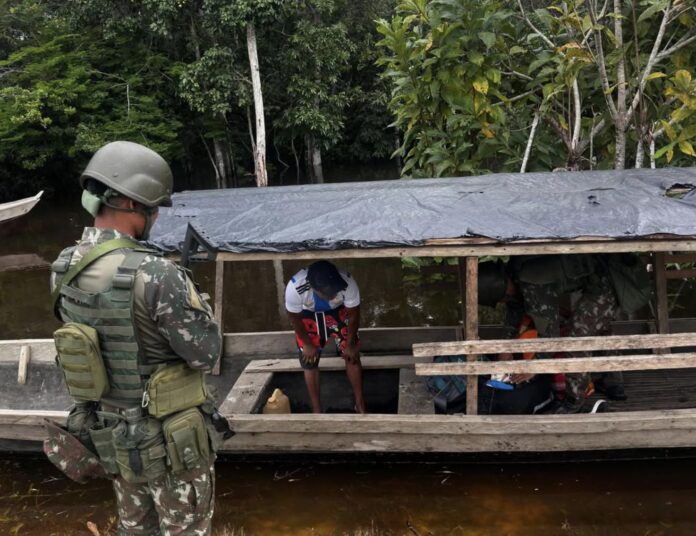 O Comando Militar da Amazônia apreendeu mais de 21 toneladas de drogas, além de armas e munições, durante patrulhas realizadas nas fronteiras em maio.
