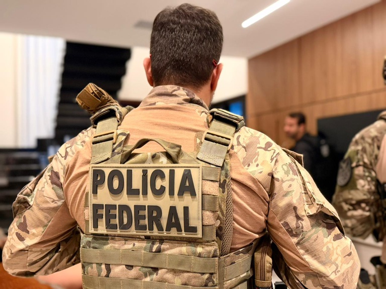 PF prende suspeito por roubo de ouro em Manaus durante nova fase da investigação. Operação cumpriu prisão preventiva e mandados de busca.