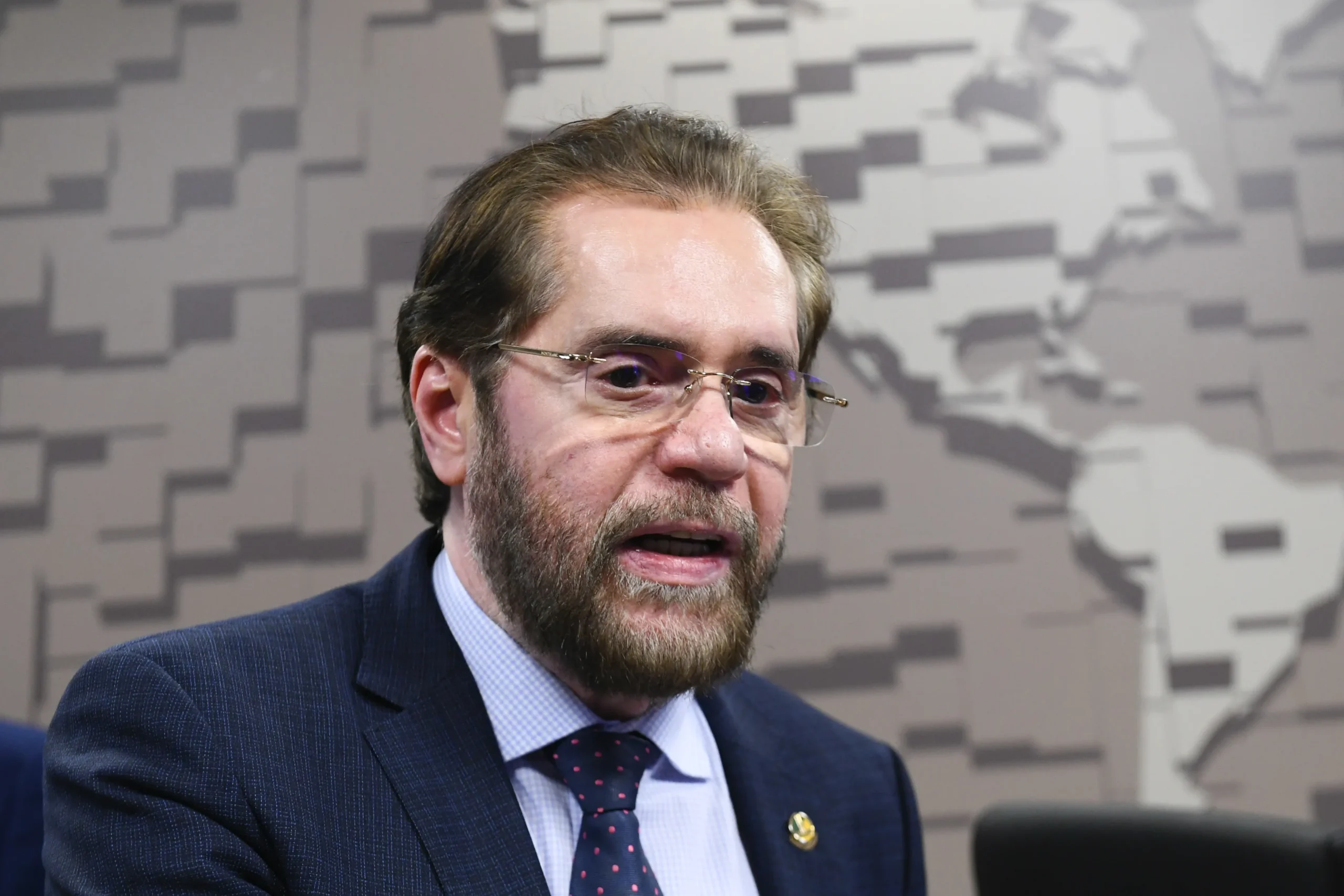 O senador Plínio Valério é o único do AM a assinar a PEC 12/2026. A proposta cria a jornada flexível de trabalho e enfrenta forte oposição sindical.