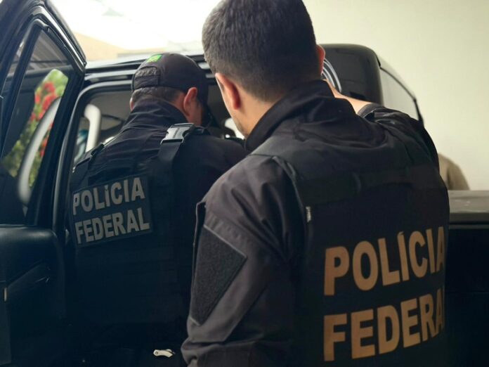 Policial civil é preso em Manaus durante investigação sobre roubo de ouro de R$ 45 milhões. PF apura participação de agentes públicos.