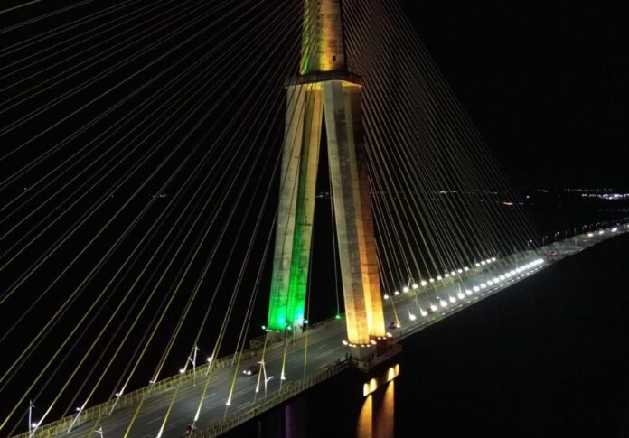 Copa do Mundo: Ponte Rio Negro ganha iluminação verde e amarela nos jogos do Brasil e reforça clima de torcida no Amazonas.