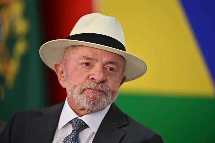 Pesquisa Ipsos-Ipec mostra que 56% dos brasileiros não confiam em Lula e 50% desaprovam a administração do presidente.