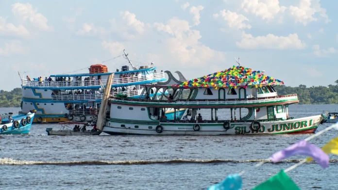 Procissão Fluvial de São Pedro reúne fiéis em Manaus nesta segunda-feira e mantém tradição iniciada em 1949.