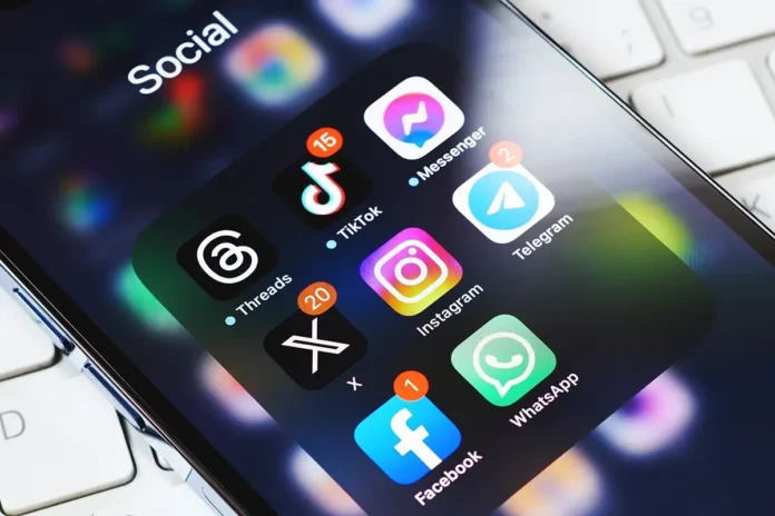 Relatório indica que as redes sociais superaram os meios tradicionais como fonte de informação.