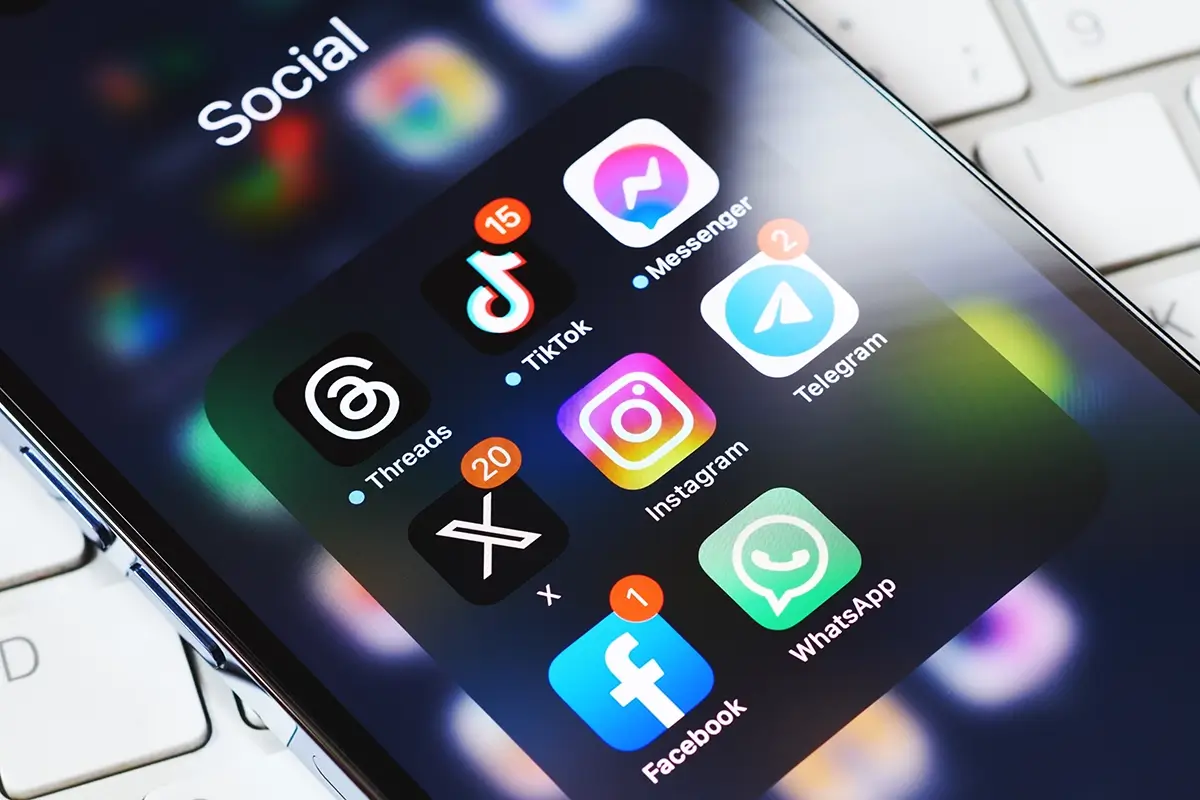 Relatório indica que as redes sociais superaram os meios tradicionais como fonte de informação.