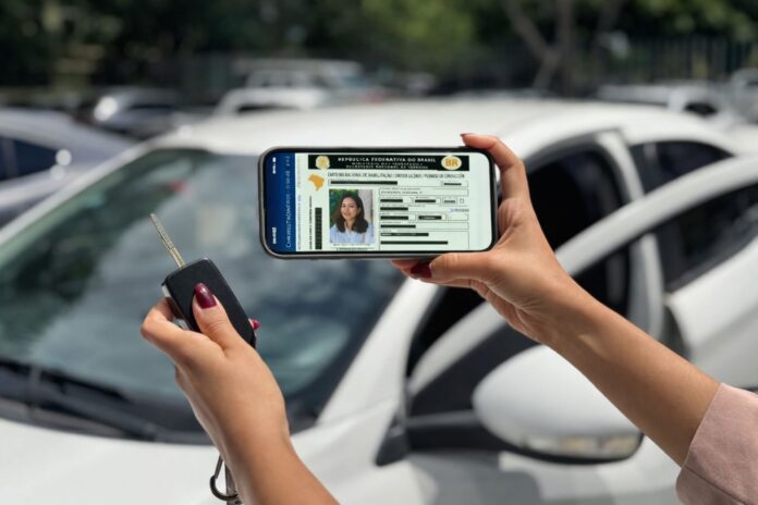 Nova regra permite renovação automática da CNH para motoristas sem infrações, mantendo a exigência de exames médicos.