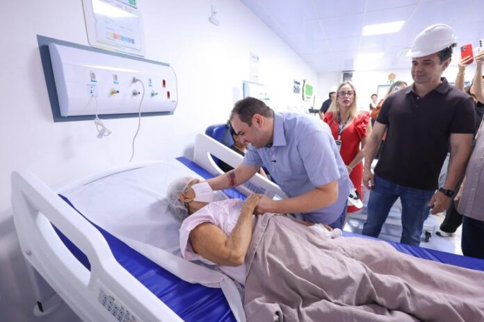 Governador Roberto Cidade inspeciona obras no Hospital Francisca Mendes e acompanha cirurgia cardíaca pediátrica com monitoramento remoto via SUS.