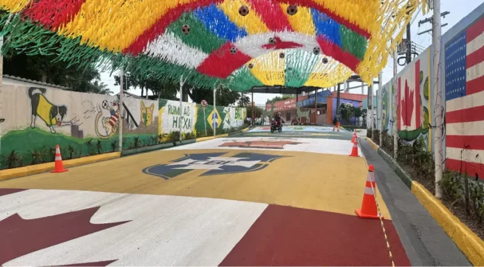 Prefeitura de Manaus inaugura a Rua da Copa na Compensa com decoração sustentável feita pela Semulsp e programação cultural com shows musicais.