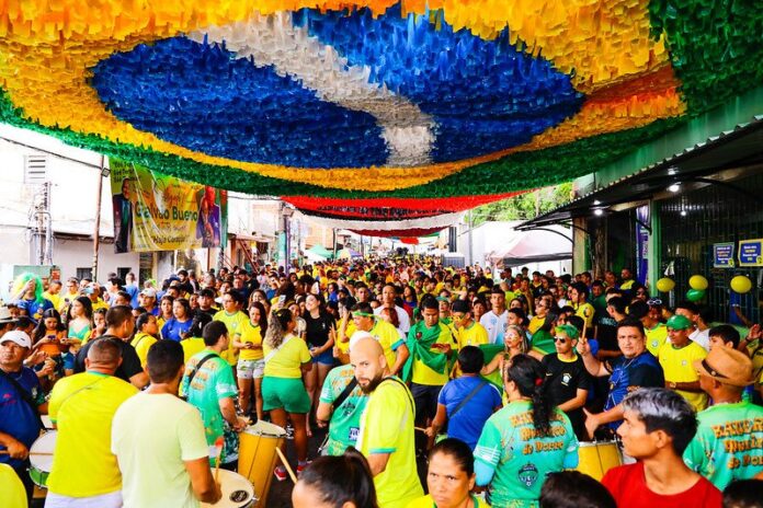 A expectativa para a Copa do Mundo 2026 acelera o mercado de trabalho com a abertura de milhares de vagas temporárias nos setores de logística e varejo.