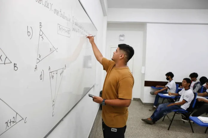 SEDUC convoca 43 aprovados em PSS para atuar no interior do Amazonas. Atendimento ocorre online e presencial para admissão.