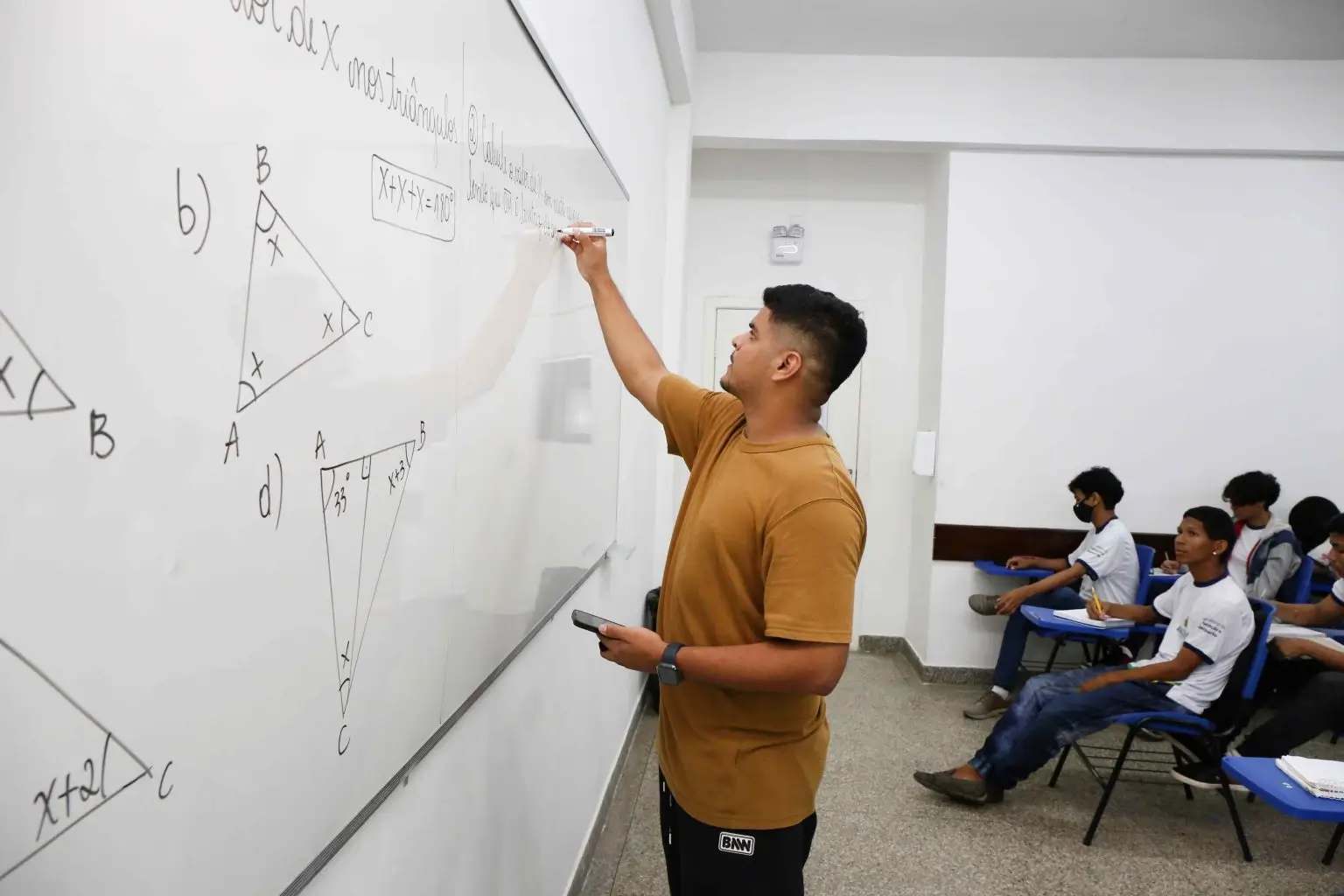 SEDUC convoca 43 aprovados em PSS para atuar no interior do Amazonas. Atendimento ocorre online e presencial para admissão.
