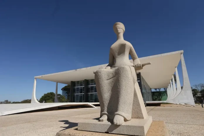 STF forma maioria para liberar penduricalhos retroativos a magistrados, com julgamento virtual até terça-feira (30).