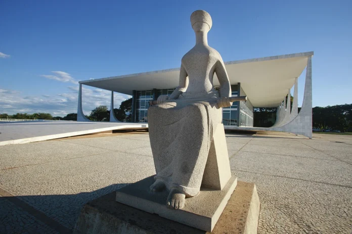 STF determina multa diária a governos e prefeituras que não prestaram contas sobre emendas Pix para eventos.
