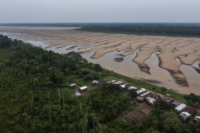 Secas extremas e garimpo ilegal ameaçam o Amazonas, aponta relatório que alerta para mercúrio, desmatamento e crise climática.