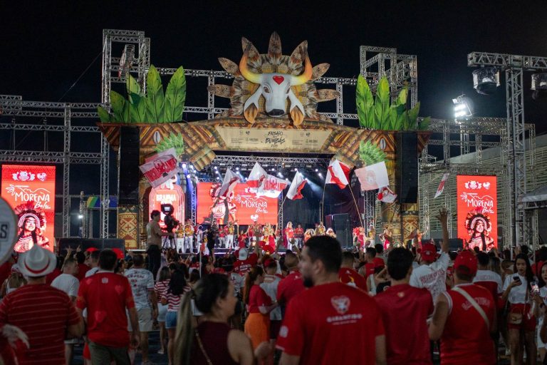 O último Curral do Garantido da temporada reuniu milhares de torcedores no Sambódromo de Manaus.