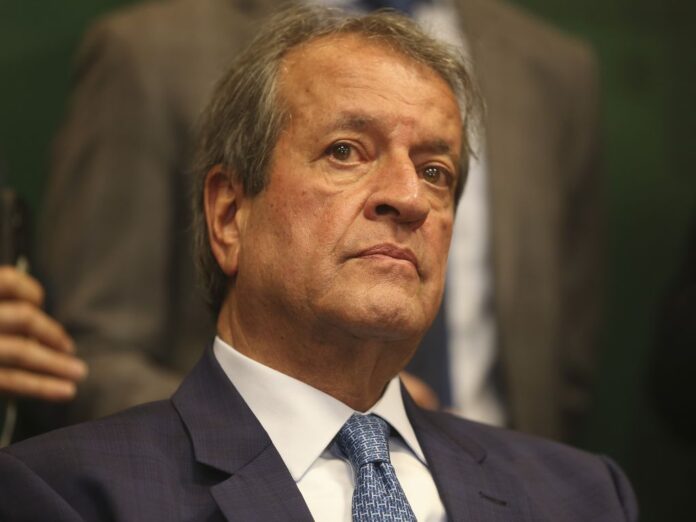 Valdemar Costa Neto afirma que a crise entre Michelle e Flávio pode prejudicar o PL nas eleições e defende a união do grupo.