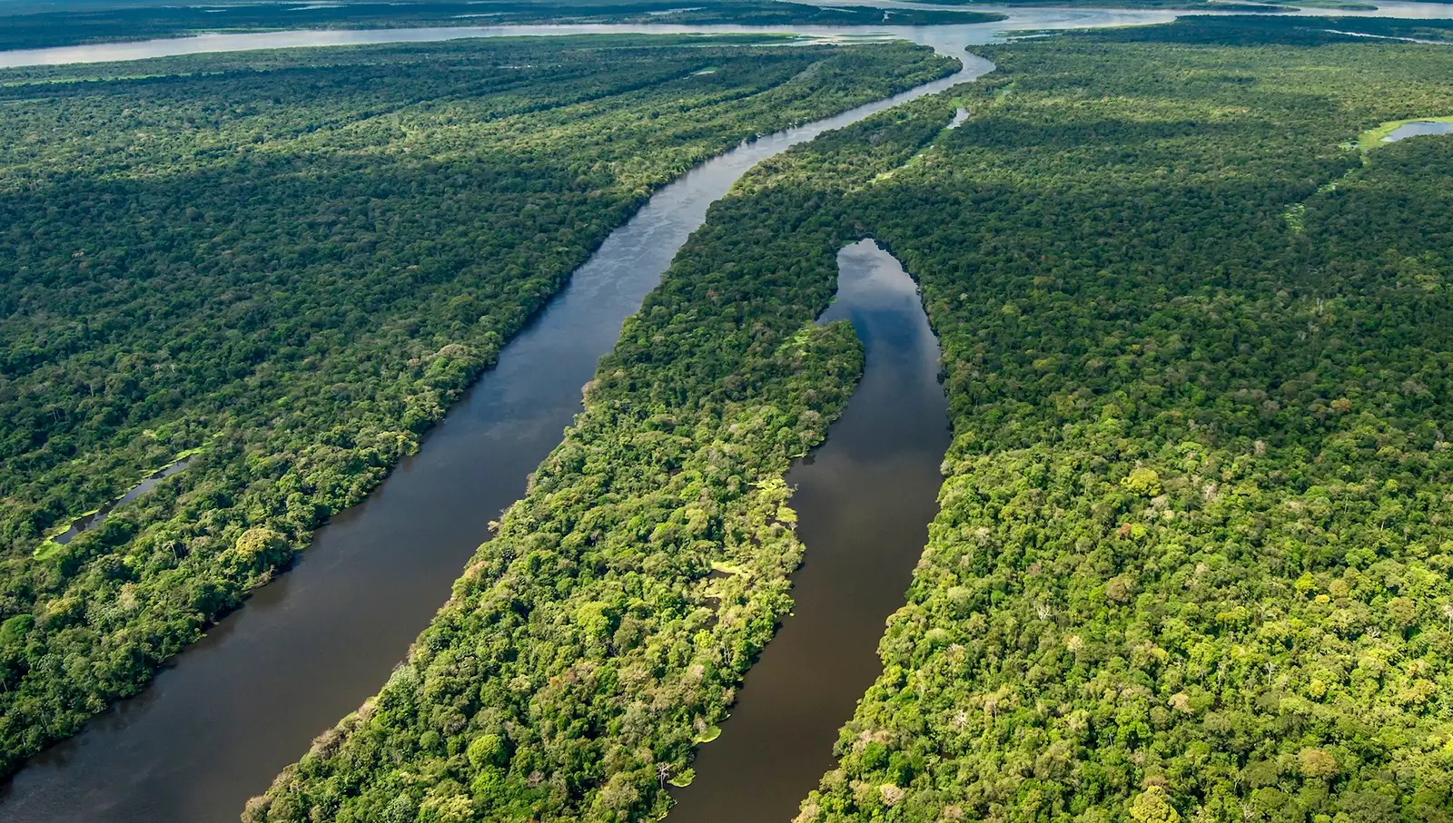 Amazônia se recupera de seca severa, mas Pantanal segue em alerta com pouca água e risco de novos eventos extremos.