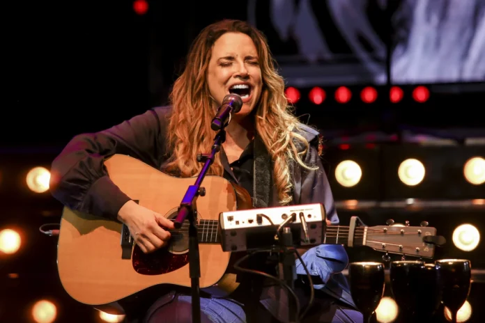 Ana Carolina celebra 25 anos de carreira em apresentação neste sábado com repertório de grandes sucessos da música brasileira.